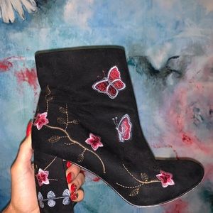 Black lily floral boot size 8.5